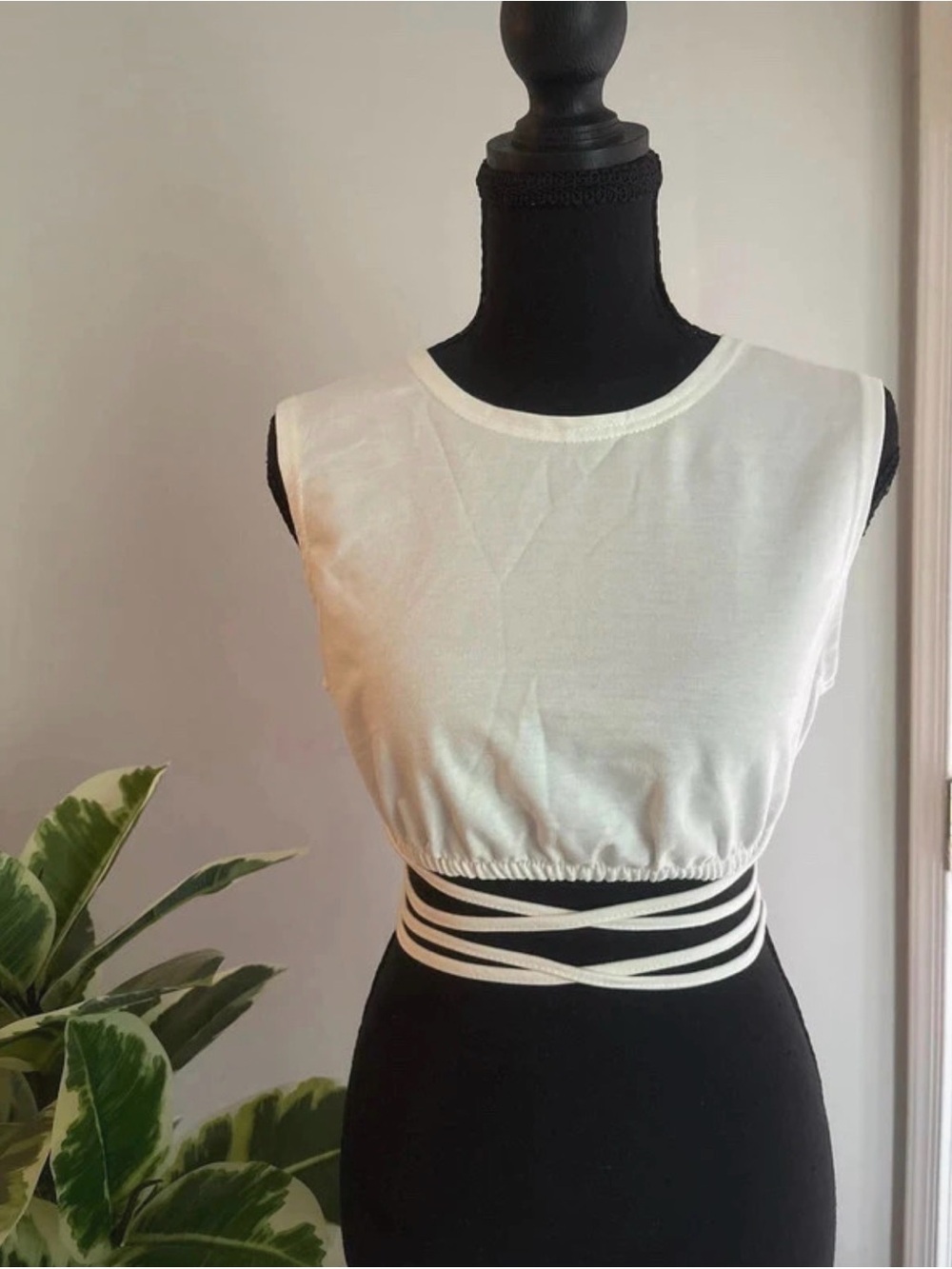 NWOT SHEIN White Sleeveless Cropped Tie-Waist Tank
